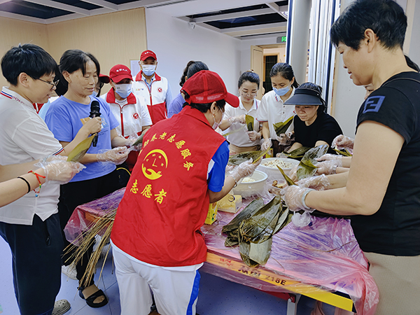 大家学习包粽子