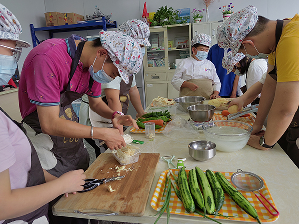 服务对象对食材进行加工