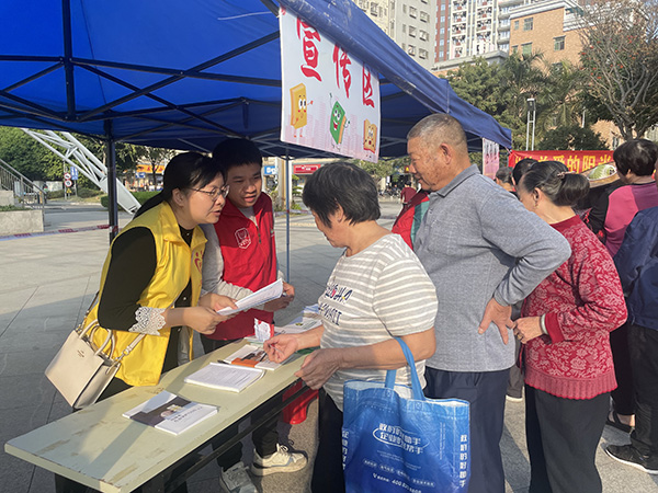 社工为居民解答残疾人政策