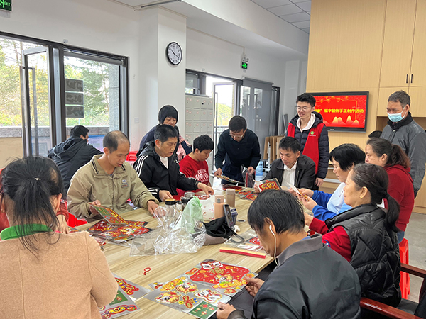 会员集体制作福字装饰