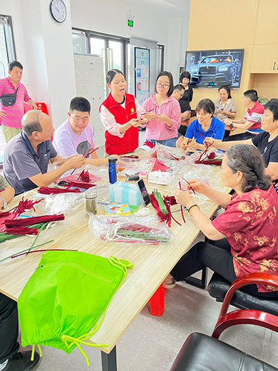 大家认真学习制作玫瑰花束