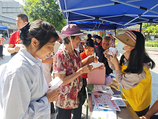 康复师向居民讲解无障碍知识