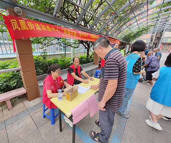 居民在参与全国助残日知识问答