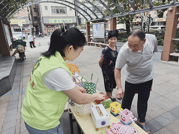 职康中心手工作品进行义卖