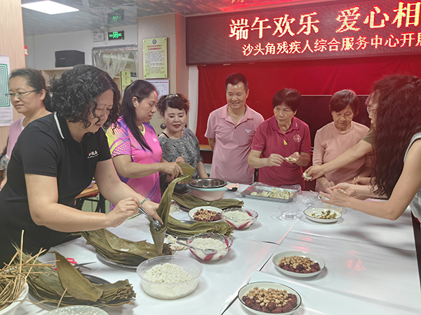 现场包饺子、包粽子