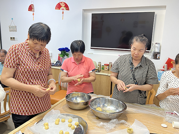 大家制作月饼