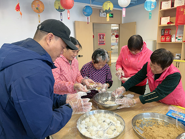 图：残疾人分工合作制作汤圆