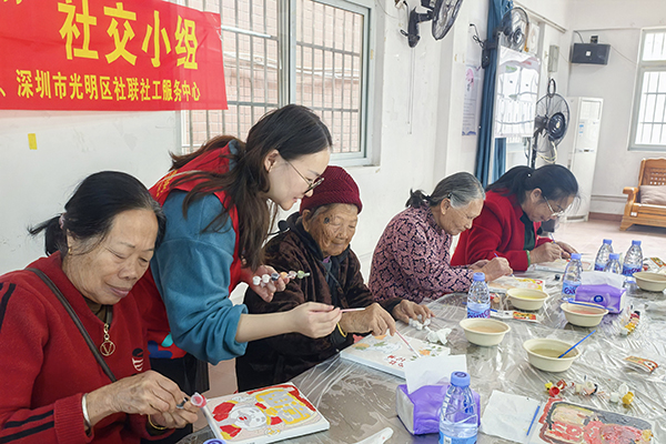 图：社工耐心地为大家教授数字油画涂色技巧