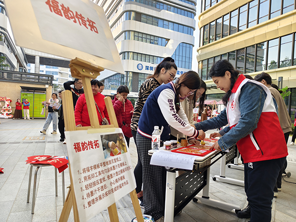 图：大家参加趣味游园