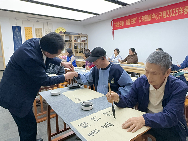 图：书法老师耐心单独教学