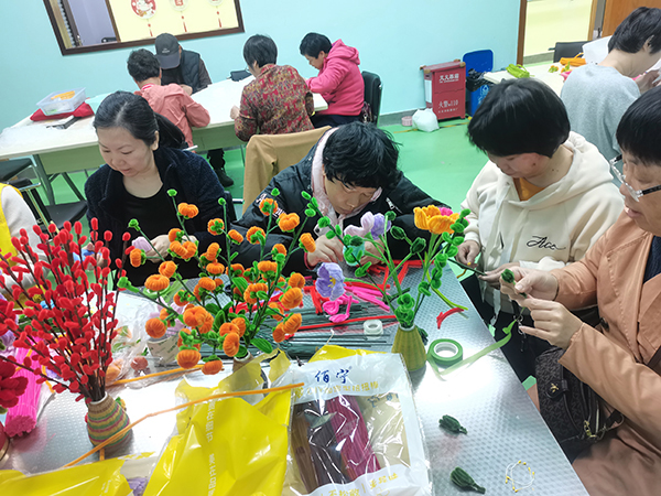 图：大家自制“柿柿如意”及“红红火火”花束