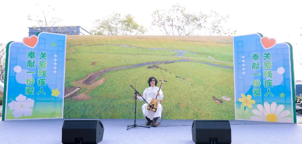 图：非遗传承人席秀全马头琴和呼麦表演